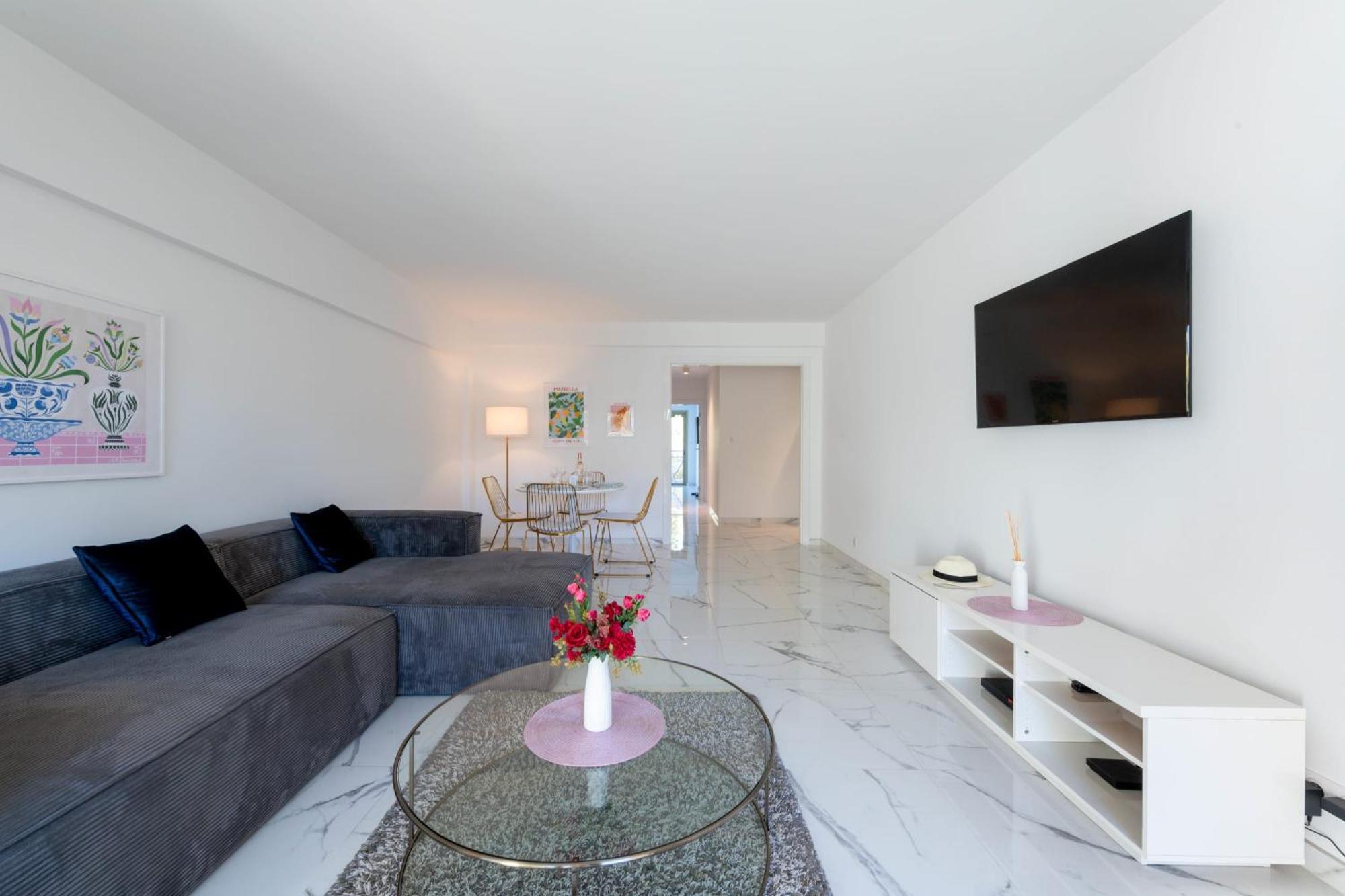 Spacious 2-br In A With Pool Apartment Cannes